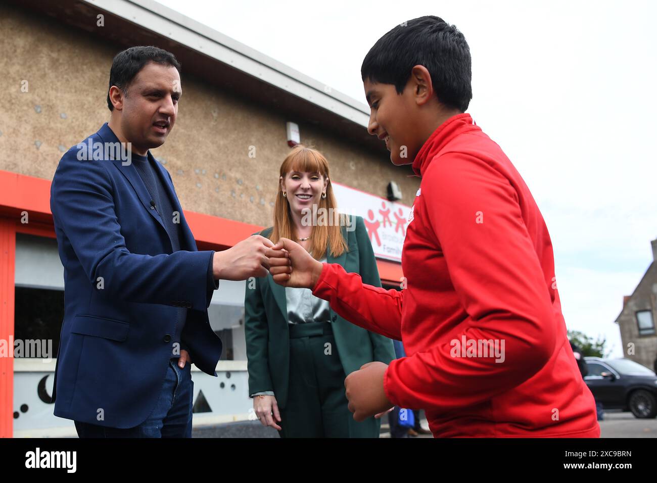 Angela Rayner, stellvertretende Labour-Leiterin, und Anas Sarwar, der schottische Labour-Leiterin, sprachen mit Kindern im Broxburn Family and Community Development Centre in Livingston, während sie sich auf dem Wahlkampfpfad der allgemeinen Wahlen befinden. Bilddatum: Samstag, 15. Juni 2024. Stockfoto