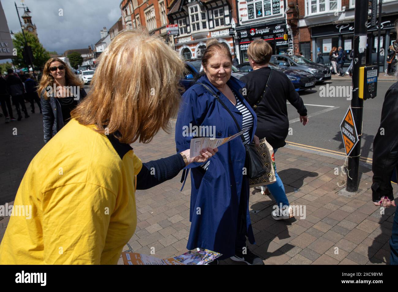 Epsom Surrey, Großbritannien, 15. Juni 2024. Kandidaten für Epsom und Ewell verteilen Flugblätter an potenzielle Wähler in der Epsom High Street. Quelle: James Willoughby/Alamy Live News Stockfoto