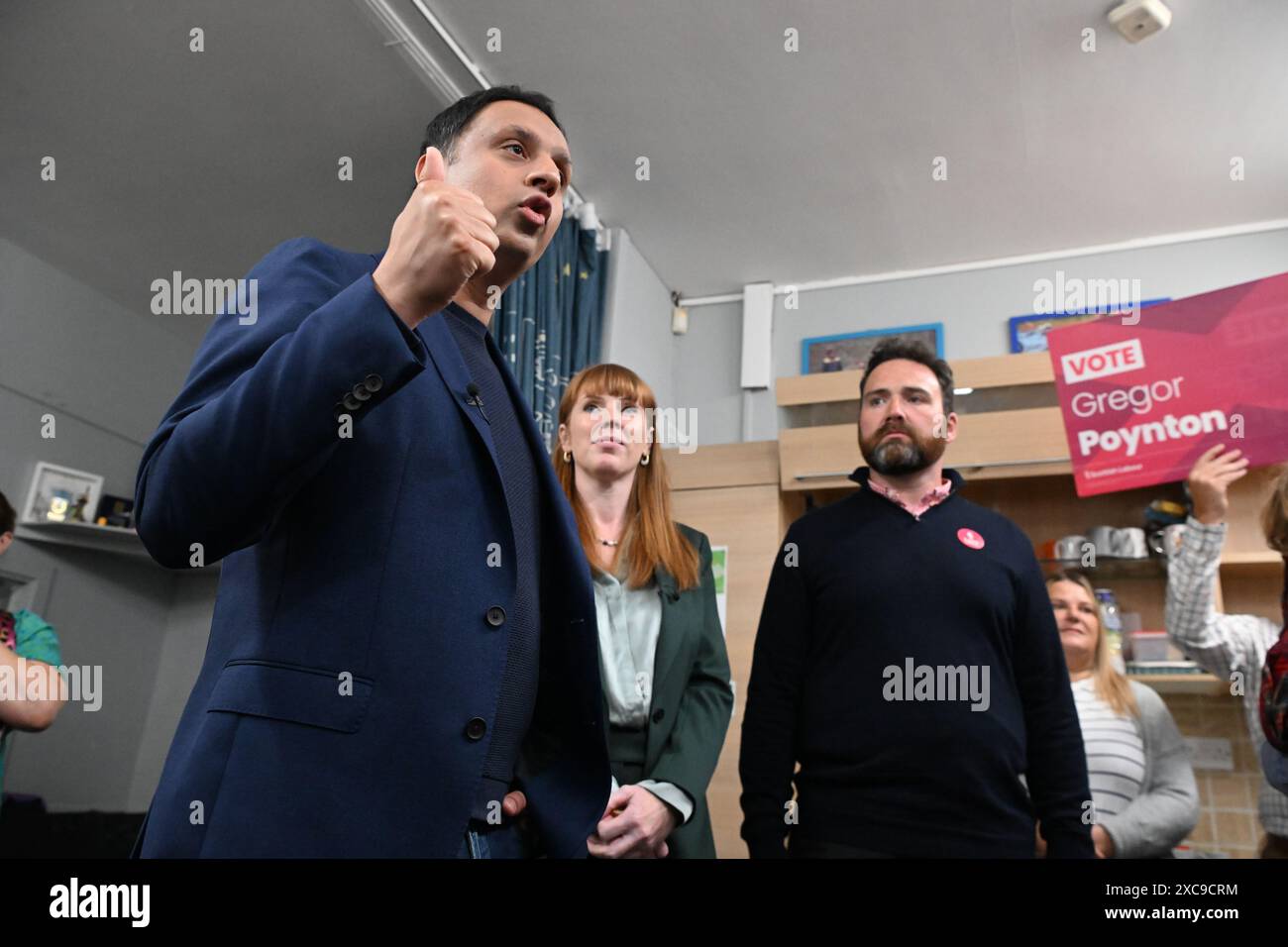 (Von links nach rechts) der schottische Labour-Führer Anas Sarwar und die stellvertretende Labour-Leiterin Angela Rayner mit dem lokalen Parlamentskandidaten Gregor Poynton im Broxburn Family and Community Development Center in Livingston, während sie sich auf dem Wahlkampfpfad der allgemeinen Wahlen befinden. Bilddatum: Samstag, 15. Juni 2024. Stockfoto