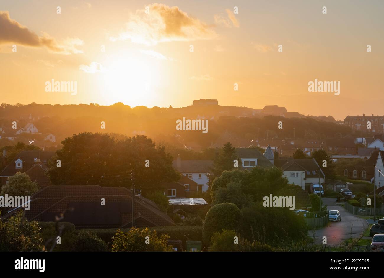 Ein Blick auf den Sonnenuntergang des Dorfes Mundesley in North Norfolk in Großbritannien, während die Sonne unterging Stockfoto
