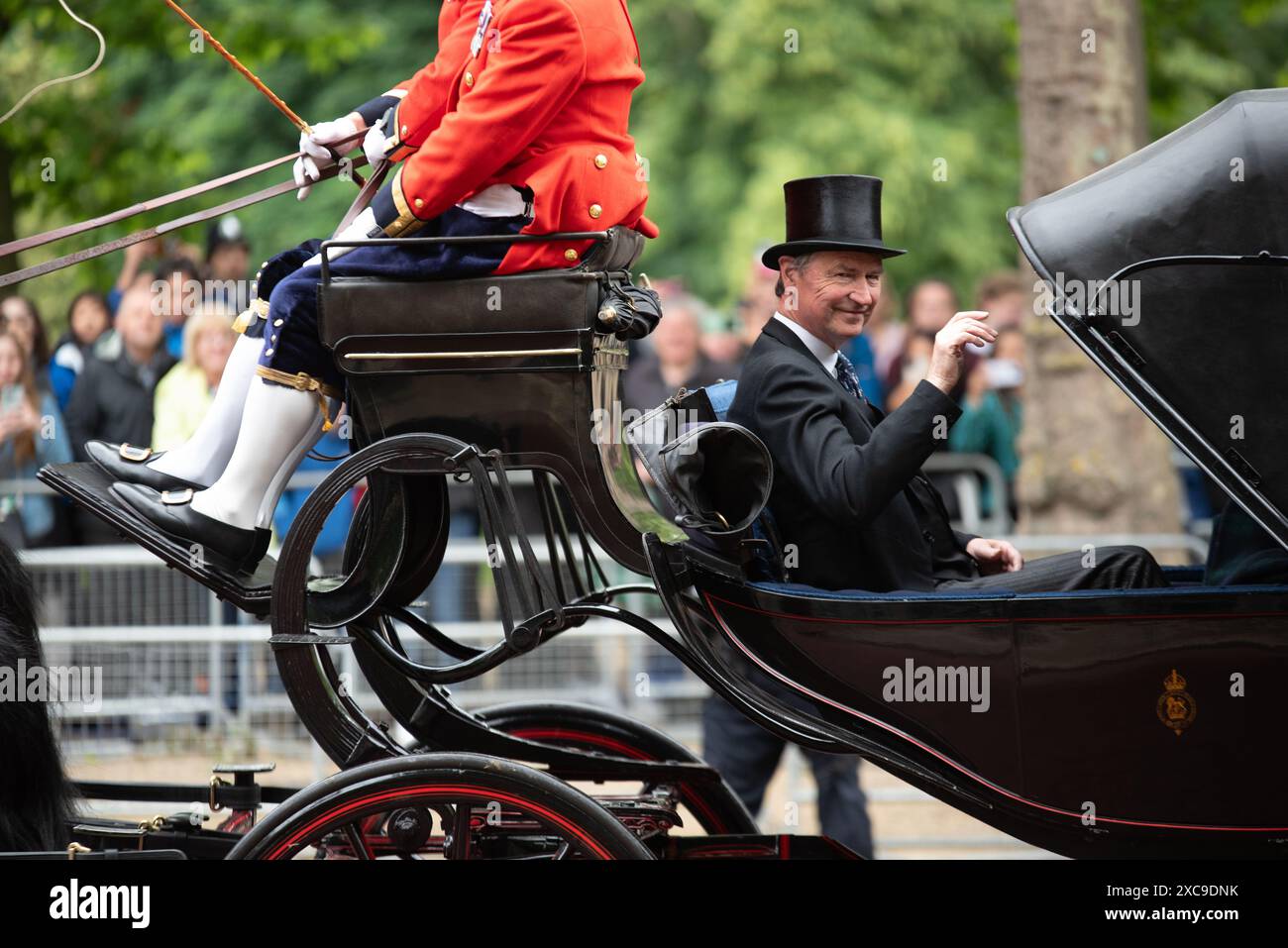 London, Großbritannien. Juni 2024. Vizeadmiral Sir Timothy Laurence auf dem Weg zur Horse Guards Parade. Die King's Birthday Parade, auch bekannt als Trooping the Colour, ist eine Militärprozession, die jedes Jahr zum offiziellen Geburtstag des britischen Monarchen stattfindet. Quelle: SOPA Images Limited/Alamy Live News Stockfoto