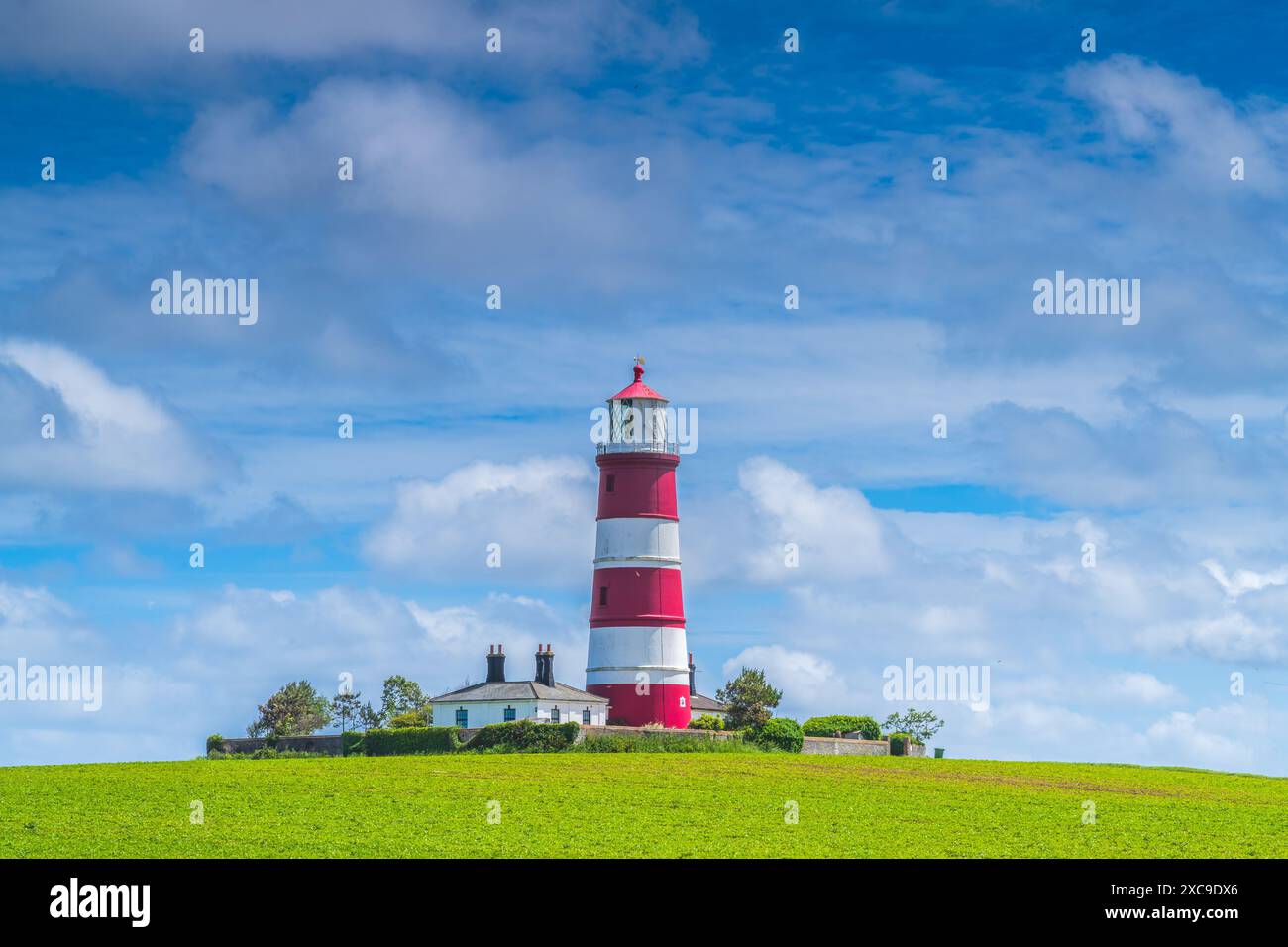 Red-White-Leuchtturm in Happisburgh, Norfolk, Großbritannien an einem Frühlingstag in Landscape Orientation Stockfoto