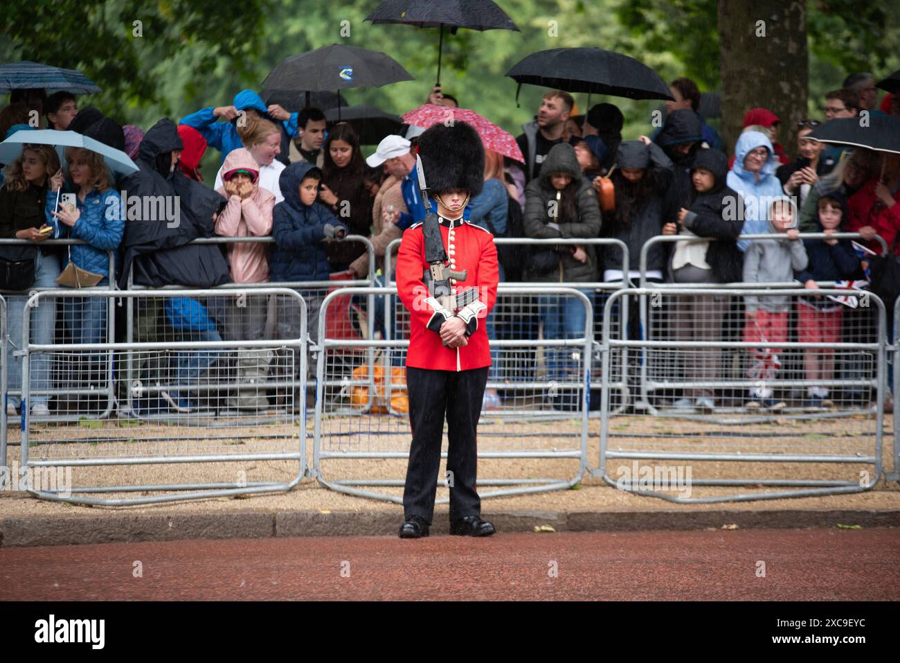 London, Großbritannien. Juni 2024. Schotten bewachen die Mall mit Mitgliedern der Öffentlichkeit hinter sich, die Regenschirme wegen der Wetterbedingungen halten. Die King's Birthday Parade, auch bekannt als Trooping the Colour, ist eine Militärprozession, die jedes Jahr zum offiziellen Geburtstag des britischen Monarchen stattfindet. (Foto: David Tramontan/SOPA Images/SIPA USA) Credit: SIPA USA/Alamy Live News Stockfoto