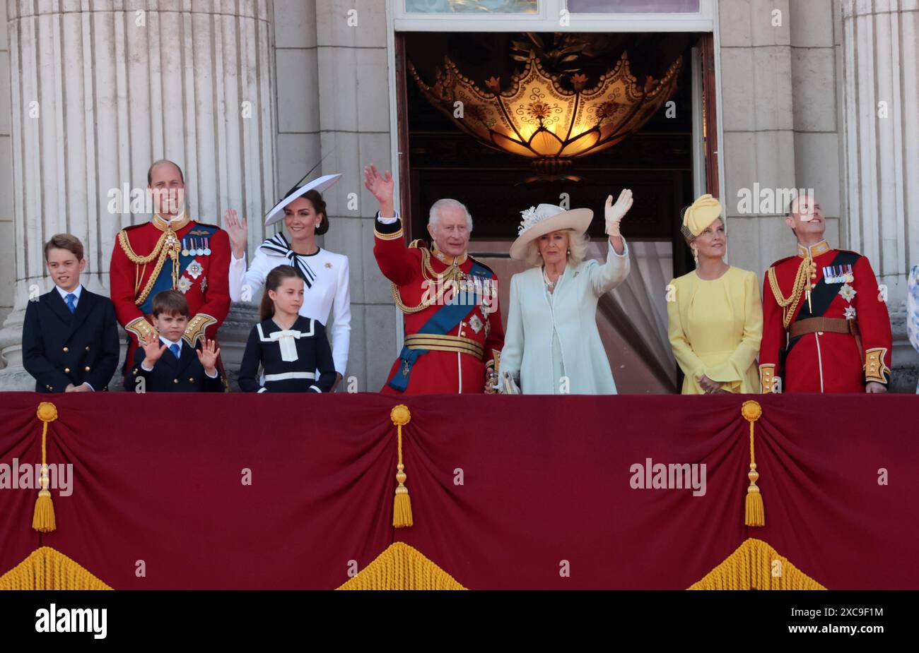 London, Großbritannien. Juni 2024. L-R Prinz George, William Prinz von Wales, Prinz Louis, Prinzessin Charlotte, Katharina Prinzessin von Wales, König Karl III., Königin Camilla, Sophie Herzogin von Edinburgh, Edward Herzog von Edinburgh, Lady Louise Windsor, Prinzessin Anne steht auf dem Balkon des Buckingham Palace beim jährlichen „Trooping the Colour“ in der Mall in London am Samstag, den 15. Juni 2024. Die Zeremonie findet jährlich statt und geht auf die Ära von König Charles II. Zurück Foto: Hugo Philpott/UPI Credit: UPI/Alamy Live News Stockfoto