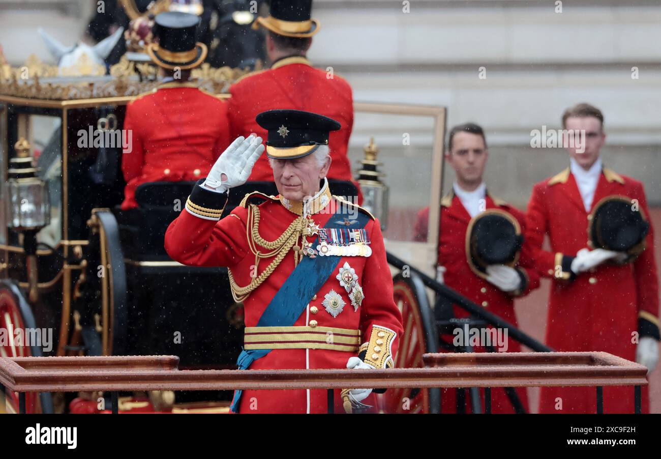 London, Großbritannien. Juni 2024. König Karl III. Feiert am Samstag, den 15. Juni 2024, einen Gruß vor seinen Streitkräften bei der jährlichen „Trooping the Colour“ in der Mall in London. Die Zeremonie findet jährlich statt und geht auf die Ära von König Charles II. Zurück Foto: Hugo Philpott/UPI Credit: UPI/Alamy Live News Stockfoto