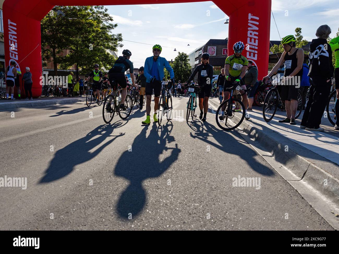 Radfahrer in Motala, Schweden, während eines der weltweit größten Freizeitradrennen, Vätternrundan, am Freitag. Stockfoto
