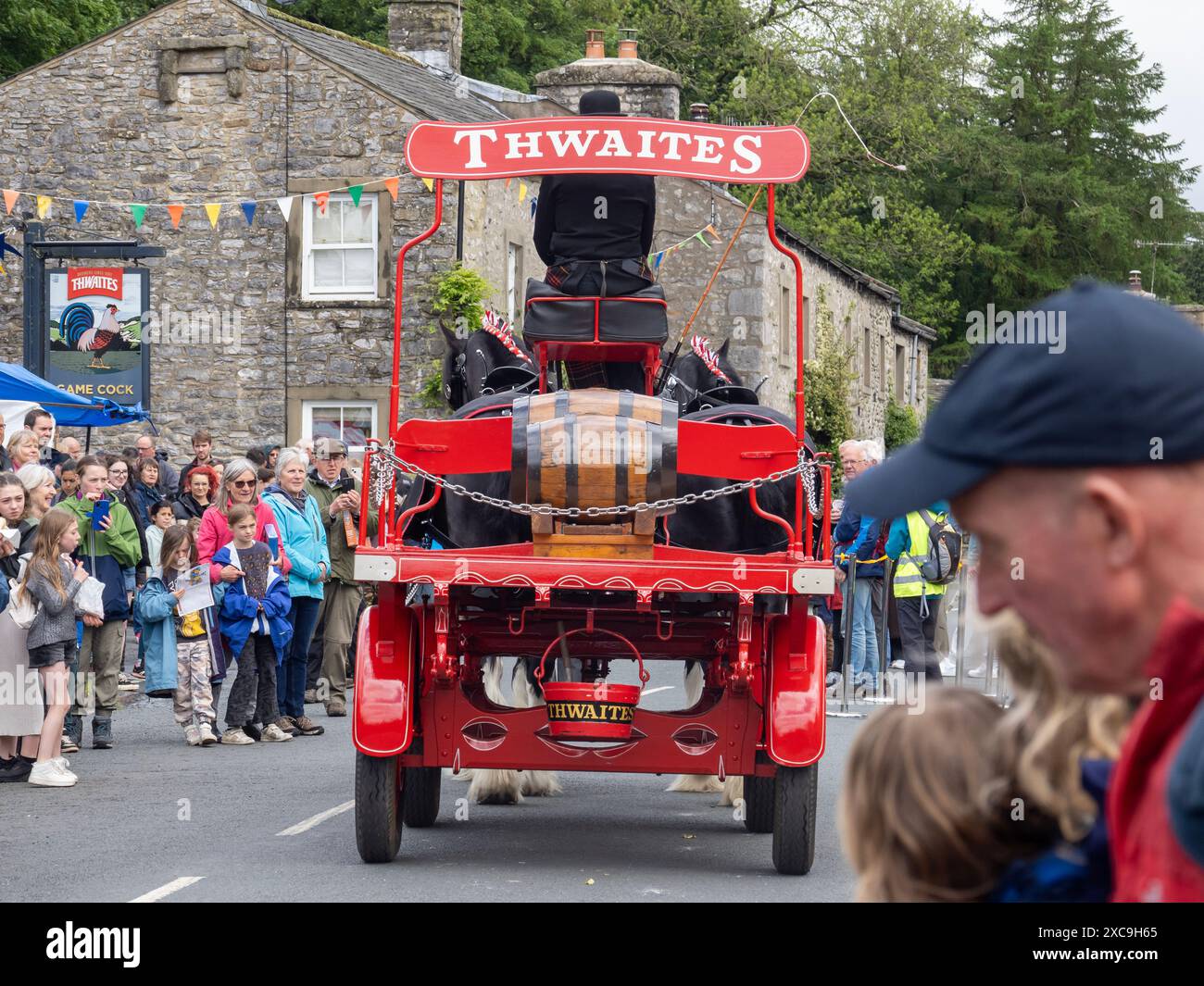 Eine Pferdekutsche der Thwaites Brewery, die früher Bier in Blackburn lieferte, bei einer Show in Austwick, Yorkshire Dales, Großbritannien. Stockfoto