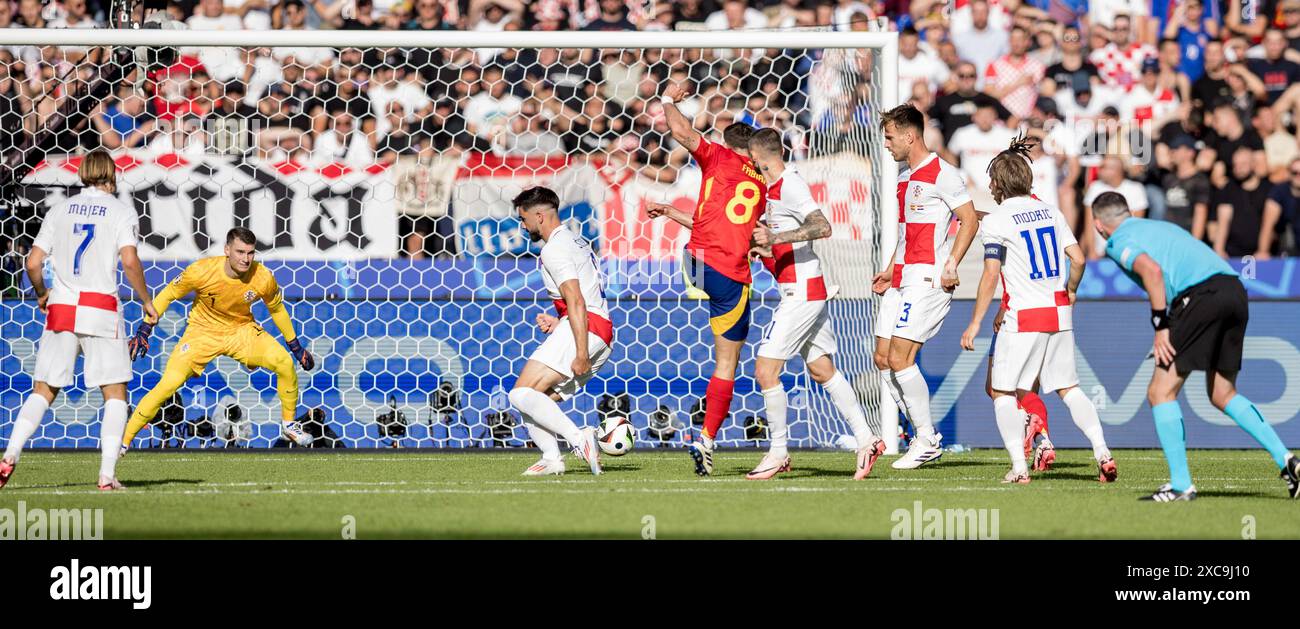 Olympiastadion, Berlin, Deutschland. Juni 2024. Euro 2024 Gruppe B Fußball, Spanien gegen Kroatien; Dominik Livakovic (CRO) besiegt durch den Schuss und das Tor von Fabian Ruiz (ESP) für 2-0 in der 32. Minute Credit: Action Plus Sports/Alamy Live News Stockfoto