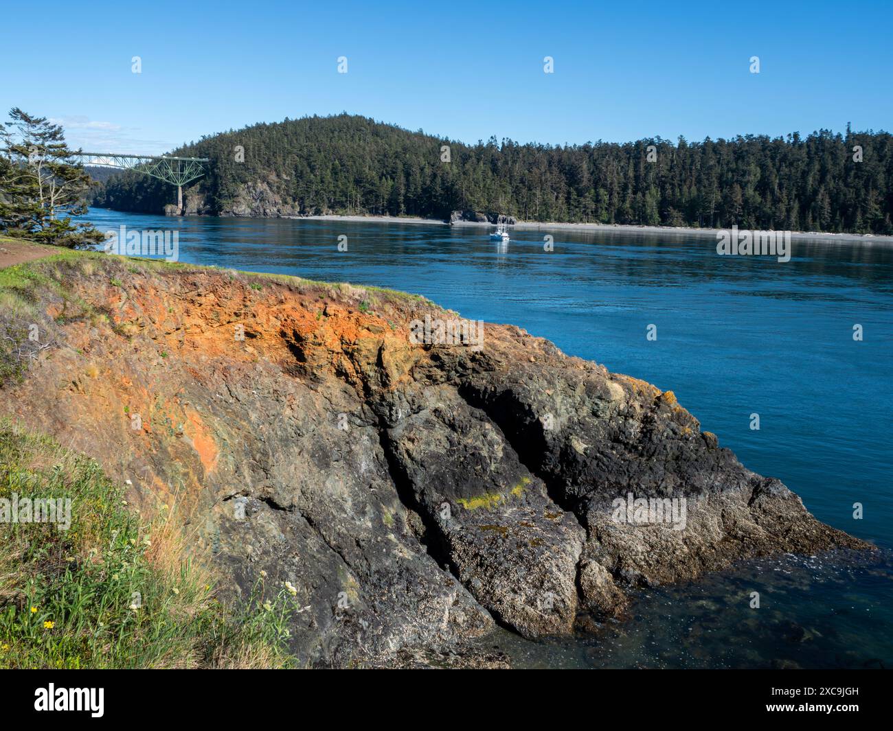 WA25318-00...WASHINGTON - Deception Pass und die Deception Pass Bridge, im Deception Pass State Park. Stockfoto