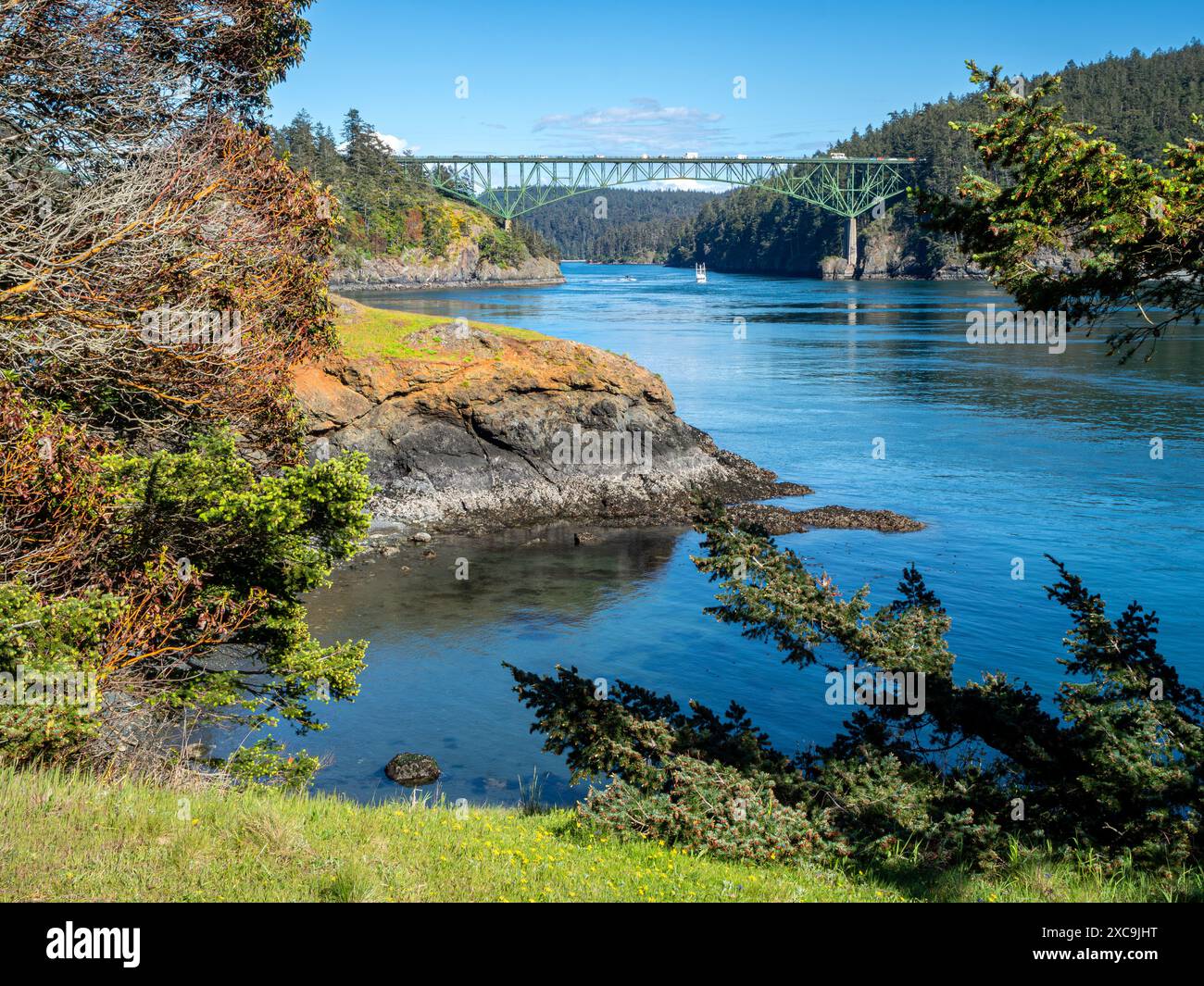 WA25318-00...WASHINGTON - Deception Pass und die Deception Pass Bridge, im Deception Pass State Park. Stockfoto
