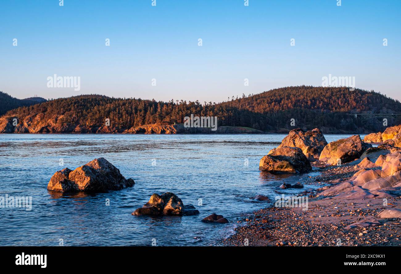 WA25337-00...WASHINGTON - Sonnenuntergang entlang West Point und Deception Pass, Teil des Deception Pass State Park. Stockfoto