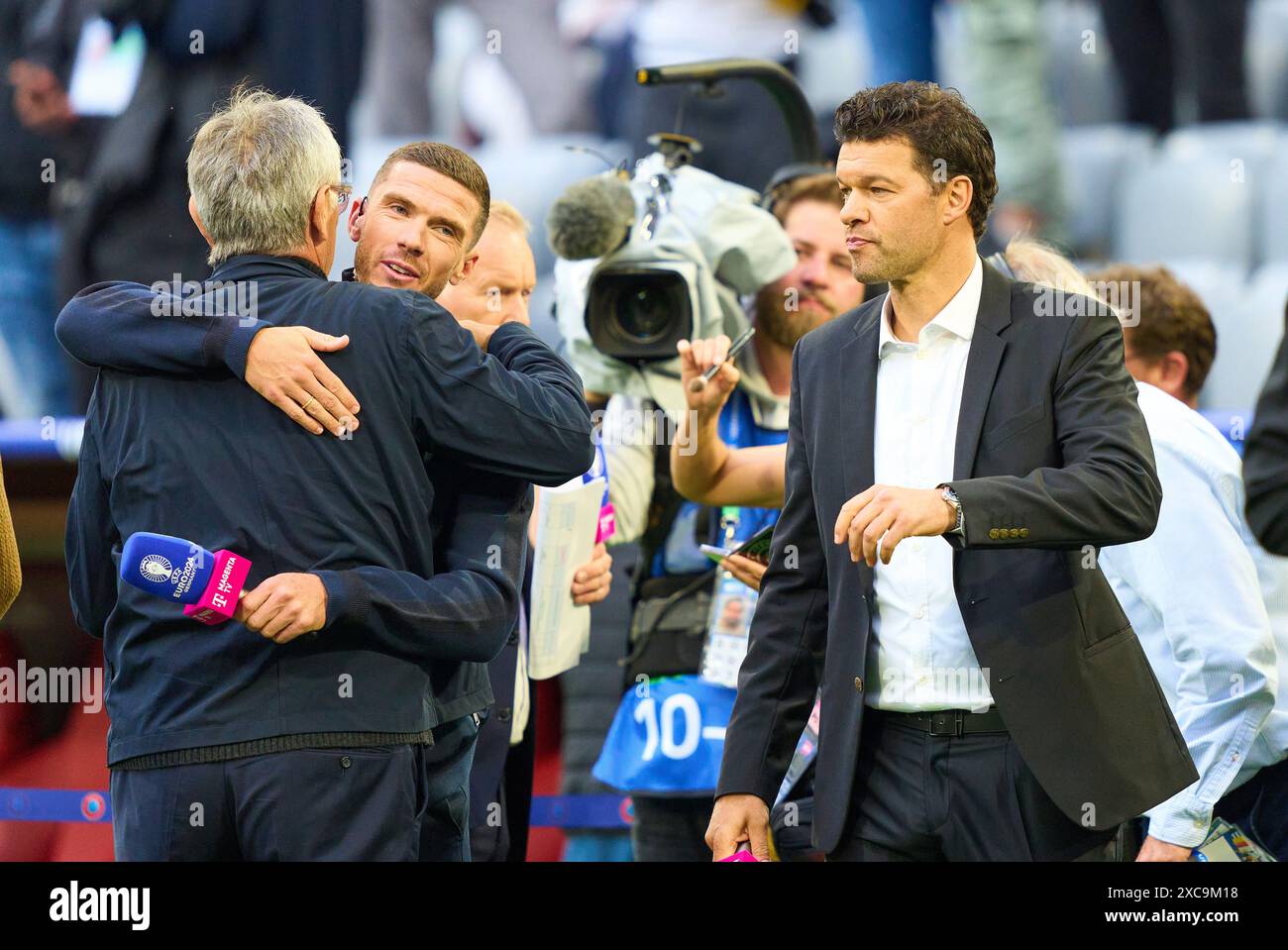Telekom Magenta-Experten Robin Gosens, Union Berlin 6 Ex Fussballprofi, DFB Kapitaen Michael BALLACK im Gruppenspiel DEUTSCHLAND - SCHOTTLAND 5-1 der UEFA-Europameisterschaften 2024 am 14. Juni 2024 in München. Fotograf: ddp Images/STAR-Images Credit: ddp Media GmbH/Alamy Live News Stockfoto