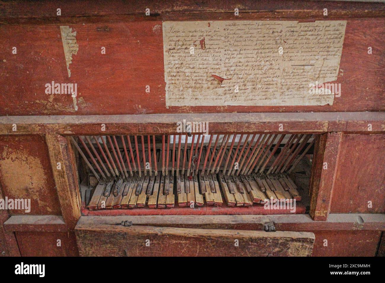 Sibayo, Peru - 5. Dezember 2023: Antike Kirchenorgelschlüssel in der Iglesia de Sibayo, Arequipa Stockfoto