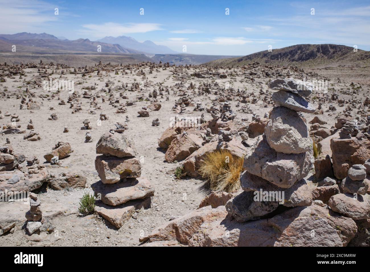 Arequipa, Peru - 5. Dezember 2023: Mirador de Los Volcanes (Aussichtspunkt des Vulkans) in den peruanischen Anden zwischen Arequipa und Colca Stockfoto