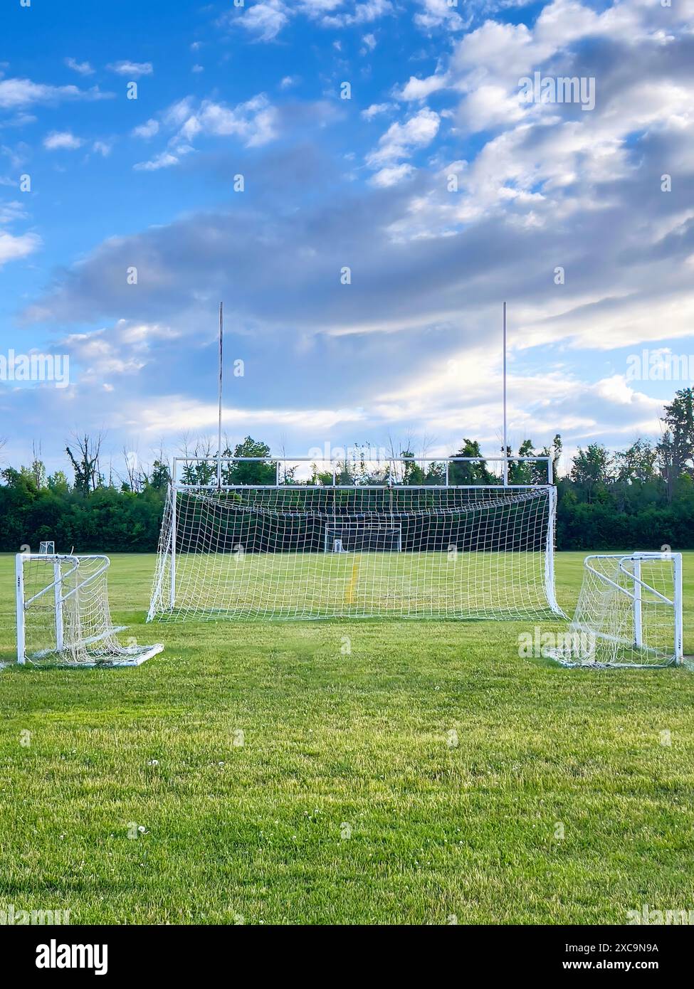 Mehrzweck-Sportplatz mit Fußball- und Fußballzielen Stockfoto