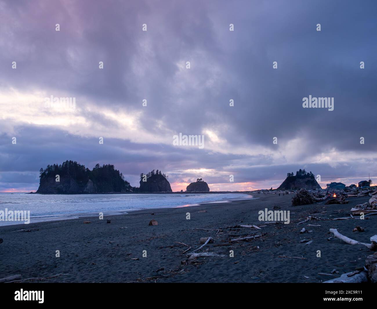 WA25364-00...WASHINGTON - Sonnenuntergang am First Beach in La Push auf dem Gebiet der Quileute Reservation. Stockfoto