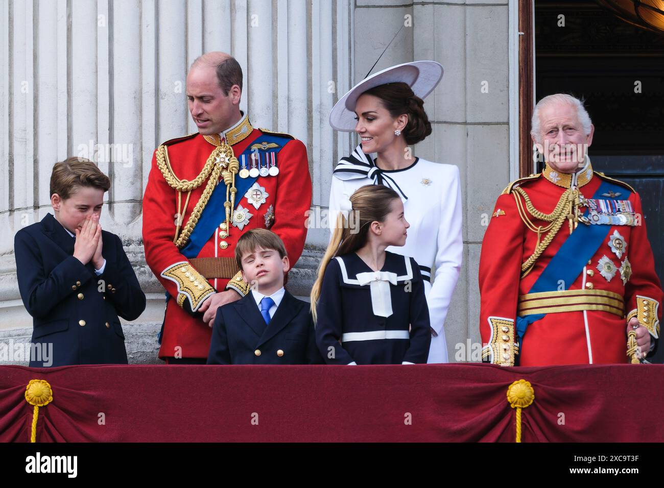 Buckingham Palace, London, Großbritannien. Juni 2024. Prinz William, Catherine Princess of Wales, Prinz George, Prinzessin Charlotte und Prinz Louis fotografierten auf dem Palastbalkon nach Trooping of the Colour. Trooping the Colour ist eine traditionelle Parade zum offiziellen Geburtstag des britischen Souveräns. In diesem Jahr wurden die Farben von der Irish Guards besetzt. Foto von Julie Edwards./Alamy Live News Stockfoto