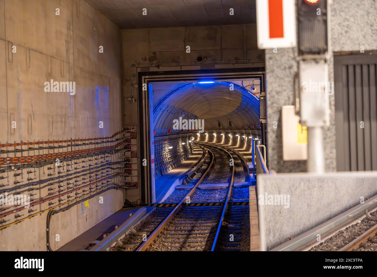 Ein Tunnel mit blauem Licht. U-Bahn-Station Berlin. Beleuchteter U-Bahn-Tunnel. Stockfoto