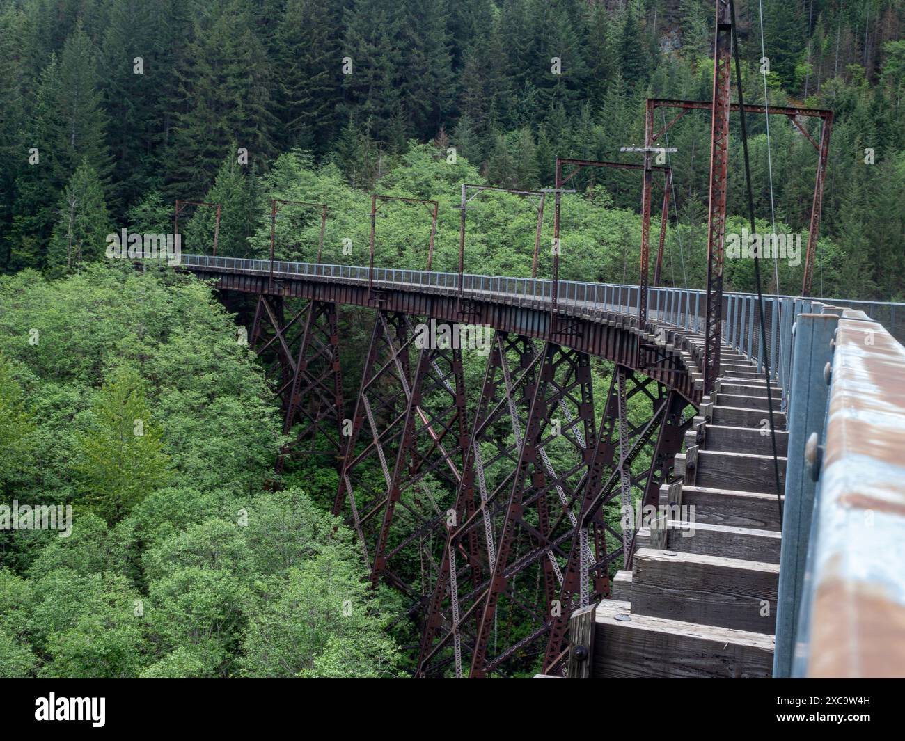 WA25373-00...WASHINGTON - langer Bogen auf dem Jhon Wayne Trail/Iron Horse Trail des Palouse - Cascade Trail. Stockfoto