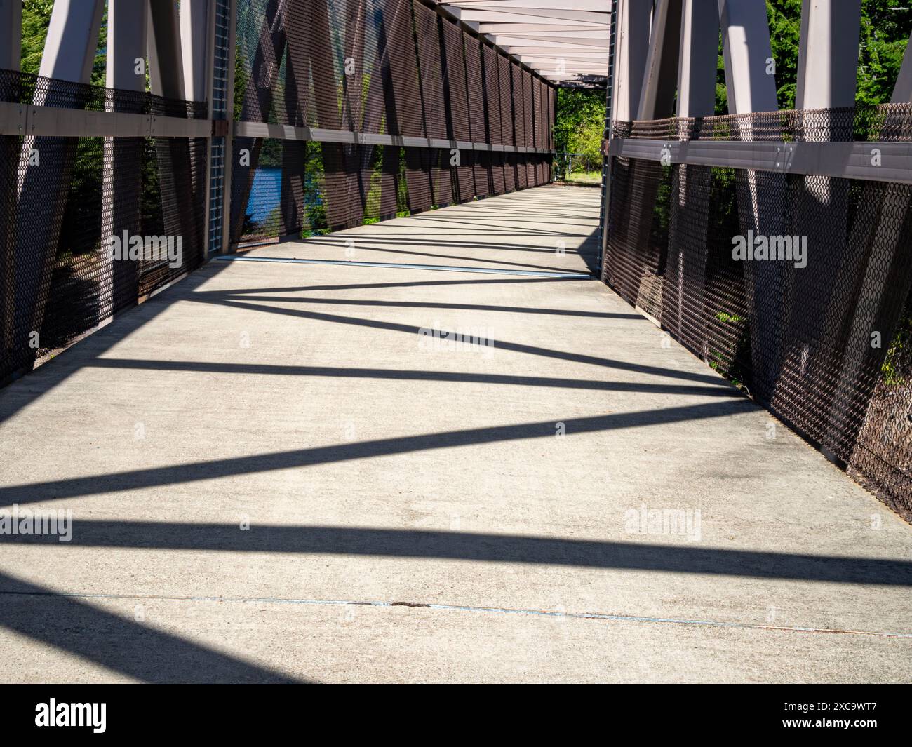 WA25383-00...WASHINGTON - Brücke über den Yakima River am Lake Easton auf dem Palouse to Cascades State Park Trail. Stockfoto