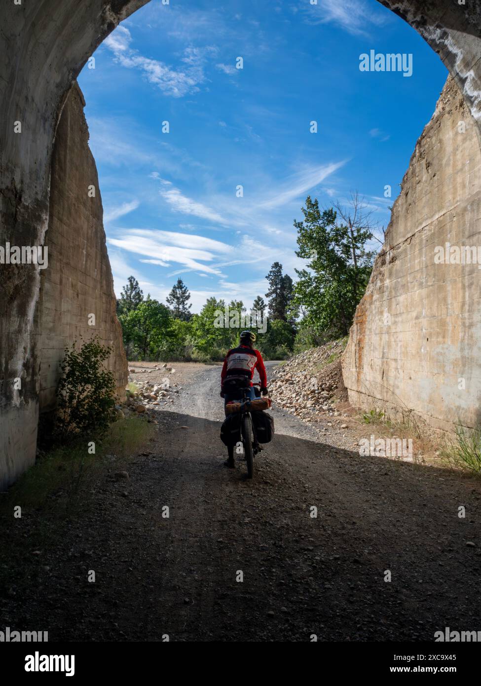 WA25389-00...WASHINGTON - Radfahrer verlassen den Throp Tunnel 47 auf dem Palouse to Cascades State Park Trail. Stockfoto