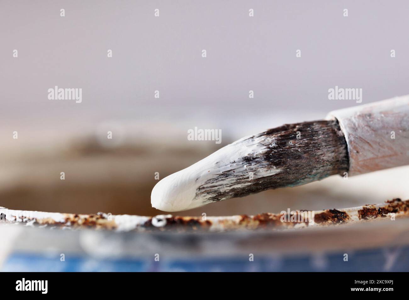 Ein Pinsel mit weißer Farbe, Innenrenovierung, arbeiten Sie selbst, Stockfoto