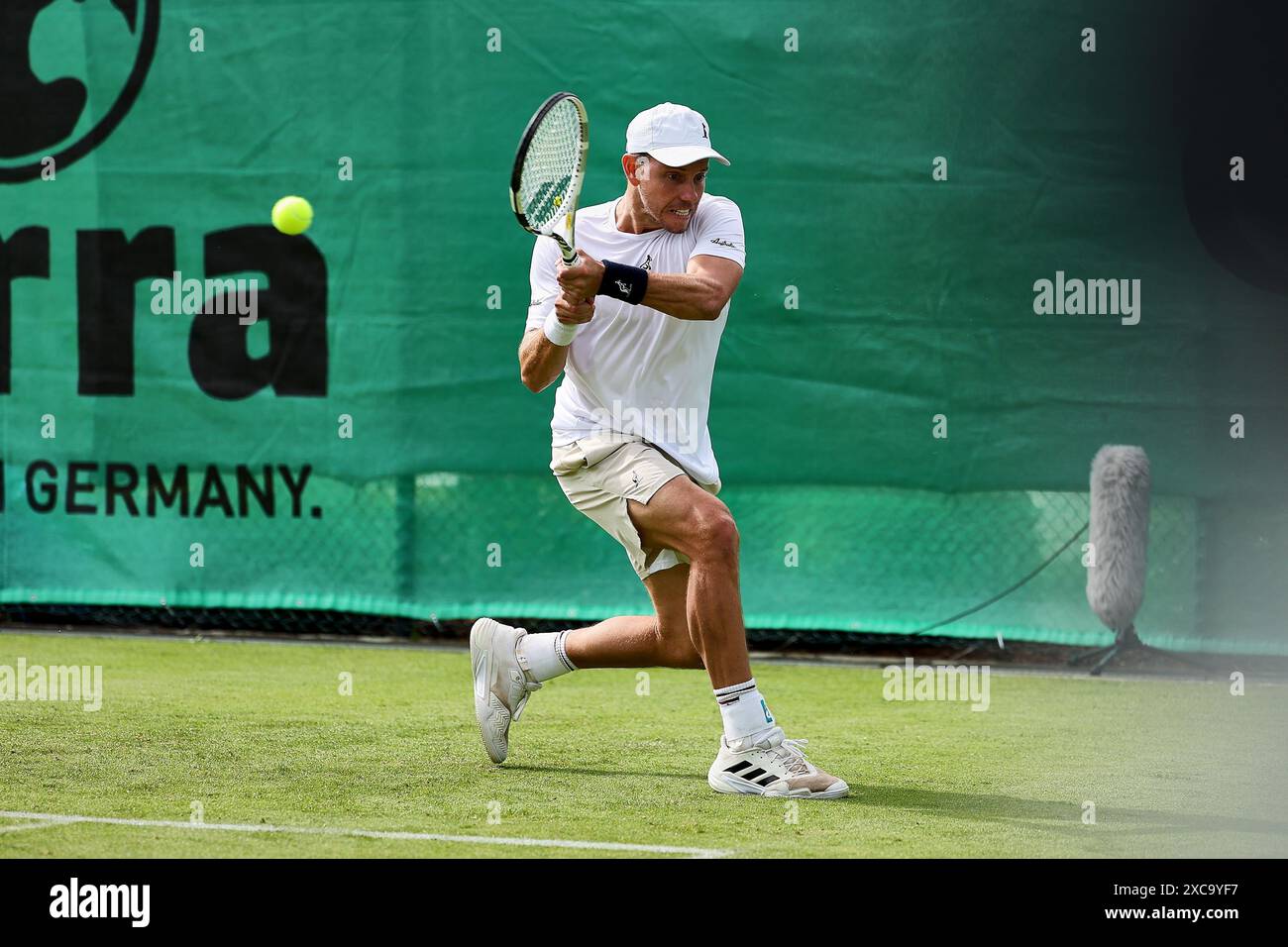 Halle Westf, Westfalen, Deutschland. Juni 2024. James Duckworth (aus) kehrt 31 mit Rückhand zurück. TERRA WORTMANN OPEN, ATP500 - Herren Tennis (Bild: © Mathias Schulz/ZUMA Press Wire) NUR REDAKTIONELLE VERWENDUNG! Nicht für kommerzielle ZWECKE! Stockfoto