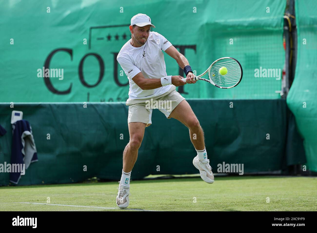 Halle Westf, Westfalen, Deutschland. Juni 2024. James Duckworth (aus) kehrt 31 mit Rückhand zurück. TERRA WORTMANN OPEN, ATP500 - Herren Tennis (Bild: © Mathias Schulz/ZUMA Press Wire) NUR REDAKTIONELLE VERWENDUNG! Nicht für kommerzielle ZWECKE! Stockfoto