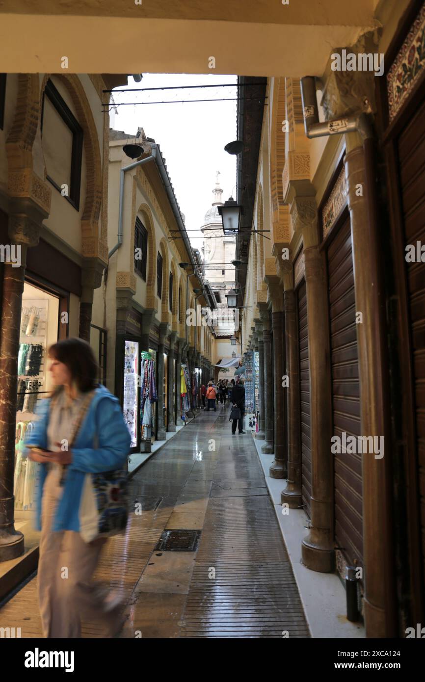 Granada, Andalusien, Spanien - 23. März 2023: Enge Gassen in der Altstadt von Granada Stockfoto