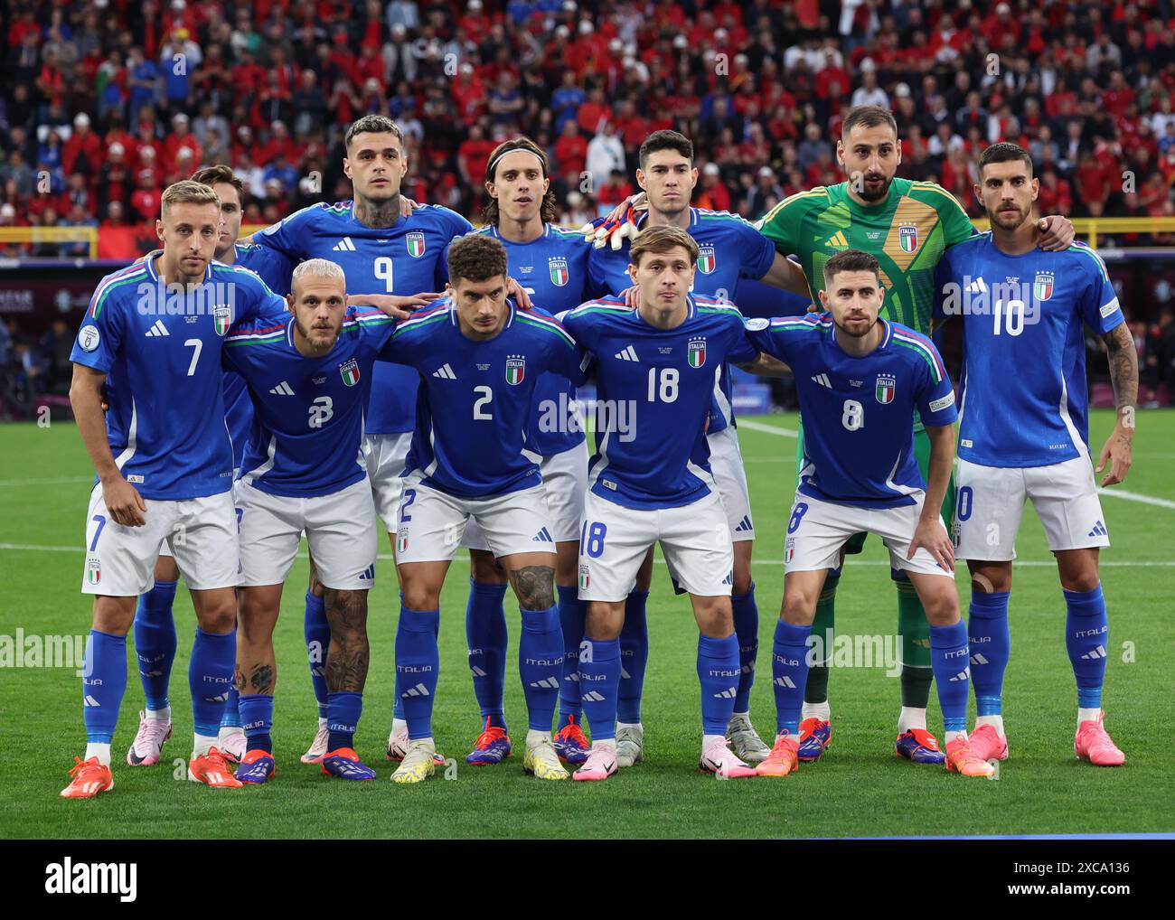 Dortmund, Deutschland. Juni 2024. Italien beginnt elf in der hinteren Reihe: Federico Chiesa, Gianluca Scamacca, Riccardo Calafiori, Alessandro Bastoni, Gianluigi Donnarumma, Lorenzo Pellegrini. Erste Reihe: Davide Frattesi, Federico Dimarco, Giovanni Di Lorenzo, Nicolo Barella und Jorginho aus Italien während des UEFA-Europameisterschaftsspiels im Signal Idruna Park, Dortmund. Der Bildnachweis sollte lauten: David Klein/Sportimage Credit: Sportimage Ltd/Alamy Live News Stockfoto