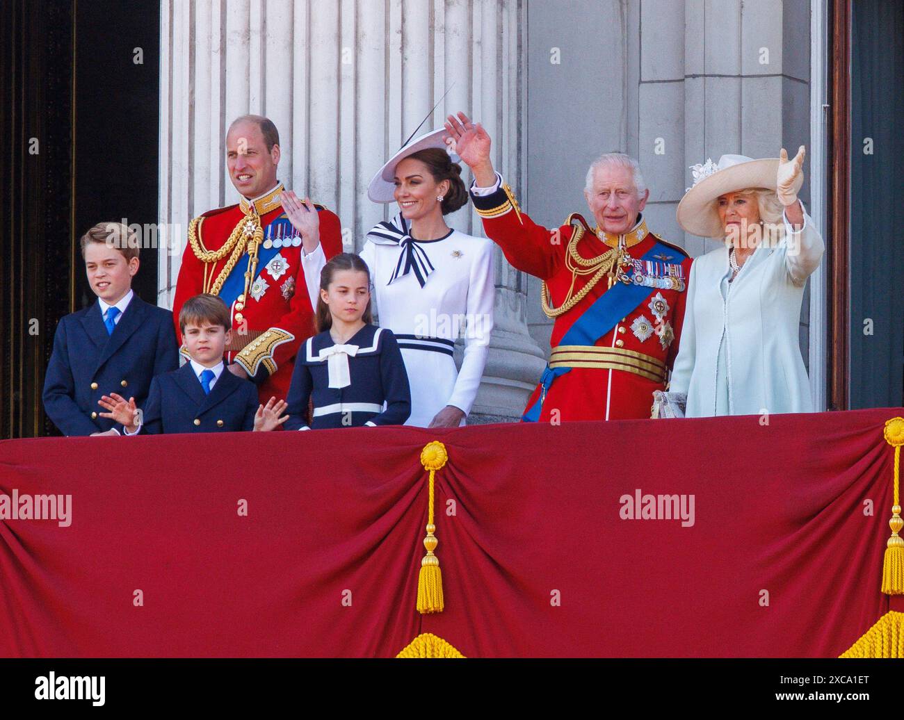 London, Großbritannien. Juni 2024. 15. Juni 2024 der Prinz und die Prinzessin von Wales mit ihren drei Kindern George, Charlotte und Louis mit König Charles und Königin Camilla. Truping the Colour feiert seit über 260 Jahren den offiziellen Geburtstag des britischen Souveräns. Mehr als 1400 Paradesoldaten, 200 Pferde und 400 Musiker ziehen in einer großen Demonstration militärischer Präzision, Reitkunst und Fanfare vor. Die Straßen waren von Menschenmassen gesäumt, die Flaggen schwenkten, während die Parade vom Buckingham Palace und der Mall zur Horse Guard's Parade wechselte, neben Mitgliedern der Königlichen Familie zu Pferd und in Kutschen Stockfoto