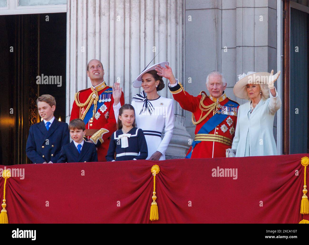 London, Großbritannien. Juni 2024. 15. Juni 2024 der Prinz und die Prinzessin von Wales mit ihren drei Kindern George, Charlotte und Louis mit König Charles und Königin Camilla. Truping the Colour feiert seit über 260 Jahren den offiziellen Geburtstag des britischen Souveräns. Mehr als 1400 Paradesoldaten, 200 Pferde und 400 Musiker ziehen in einer großen Demonstration militärischer Präzision, Reitkunst und Fanfare vor. Die Straßen waren von Menschenmassen gesäumt, die Flaggen schwenkten, während die Parade vom Buckingham Palace und der Mall zur Horse Guard's Parade wechselte, neben Mitgliedern der Königlichen Familie zu Pferd und in Kutschen Stockfoto