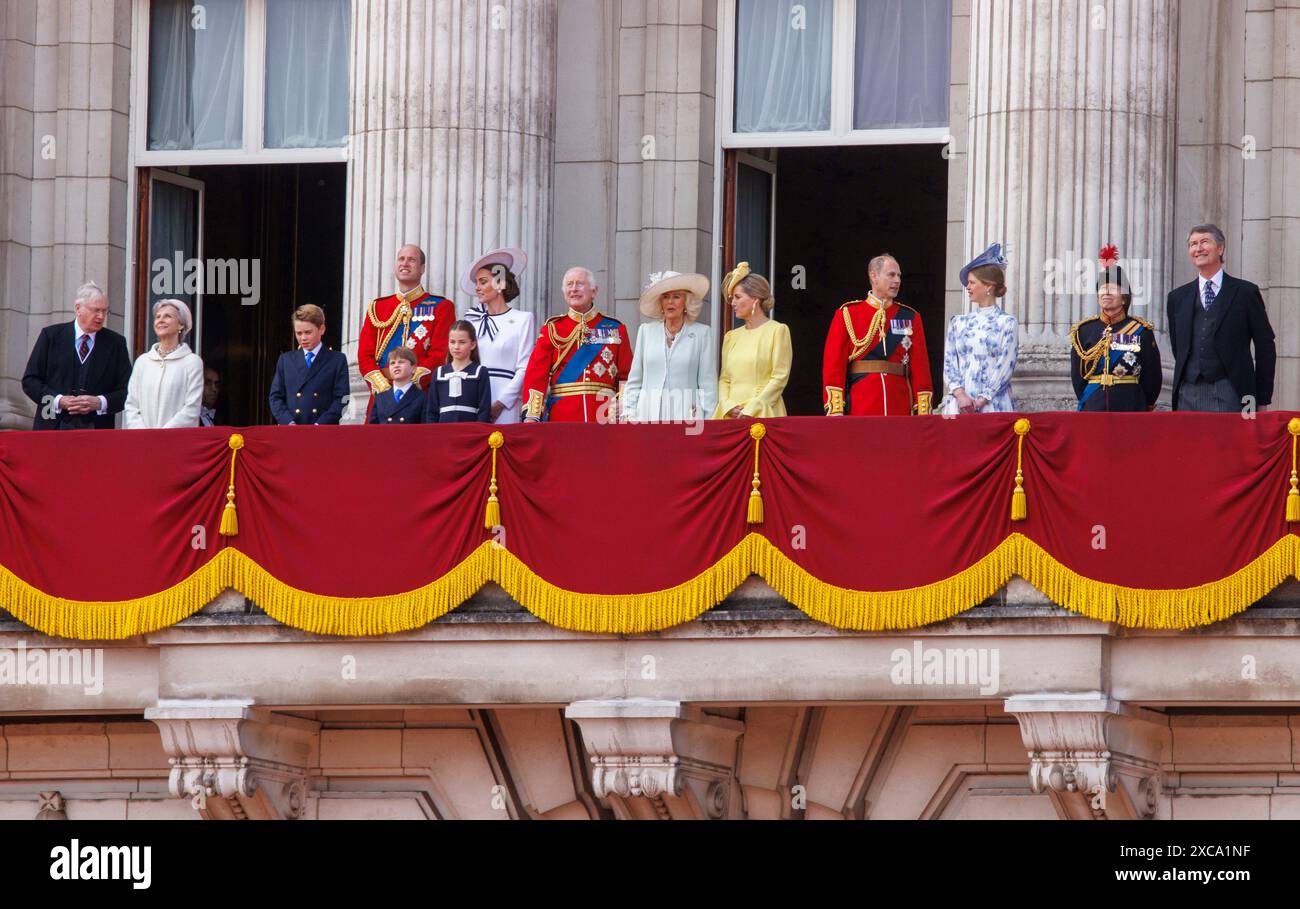 London, Großbritannien. Juni 2024. 15. Juni 2024 König Karl III. Und Königin Camilla und Mitglieder der königlichen Familie auf dem Balkon des Buckingham Palace. Truping the Colour feiert seit über 260 Jahren den offiziellen Geburtstag des britischen Souveräns. Mehr als 1400 Paradesoldaten, 200 Pferde und 400 Musiker ziehen in einer großen Demonstration militärischer Präzision, Reitkunst und Fanfare vor. Quelle: Mark Thomas/Alamy Live News Stockfoto