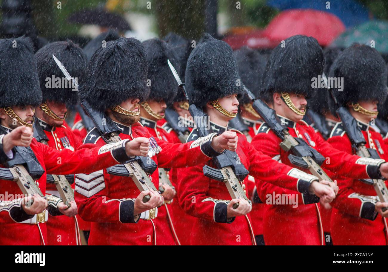 London, Großbritannien. Juni 2024. 15. Juni 2024 Guardsmen in the Rain Trooping the Colour feiert seit über 260 Jahren den offiziellen Geburtstag des britischen Souveräns. Mehr als 1400 Paradesoldaten, 200 Pferde und 400 Musiker ziehen in einer großen Demonstration militärischer Präzision, Reitkunst und Fanfare vor. Quelle: Mark Thomas/Alamy Live News Stockfoto