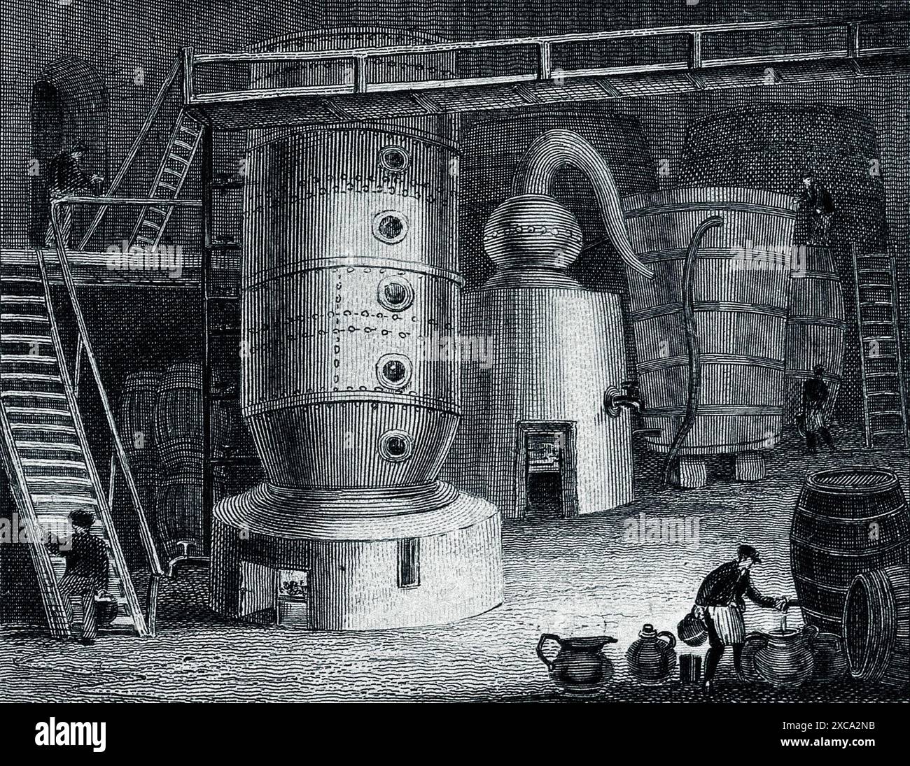 Ein graviertes Bild aus dem frühen 19. Jahrhundert, das das Innere einer schottischen Destillerie darstellt. Es werden große Kupferbehälter und Destillationsanlagen gezeigt, wobei sich die Arbeiter um die Arbeiten kümmern. Die Gravur gibt einen Einblick in die industriellen Prozesse, die bei der Herstellung destillierter Spirituosen in Schottland in den frühen 1800er Jahren zum Einsatz kamen Stockfoto