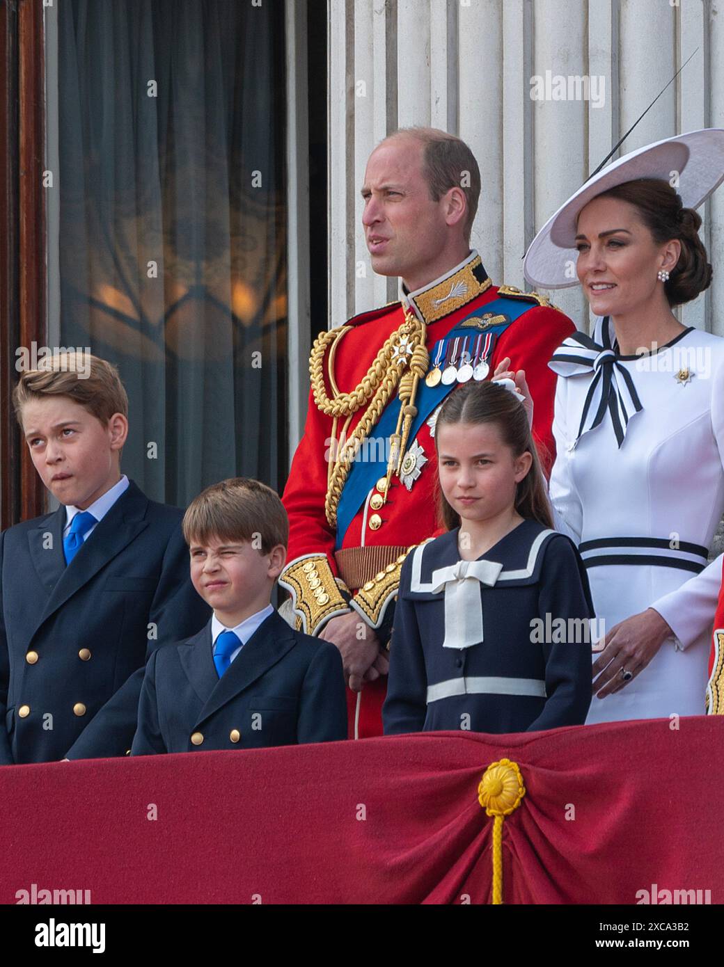 London, Großbritannien, 15. Juni 2024. Der Prinz und die Prinzessin von Wales und die Familie erscheinen auf dem Balkon des Buckingham Palace mit dem König und der Königin und anderen Königen, nach der Zeremonie „Trooping of the Colour“. Sie grüßen die Massen und beobachten die Fliege. Von links nach rechts: Prinz George, Prinz Louis, Prinz von Wales, Prinzessin Charlotte, Prinzessin von Wales Stockfoto