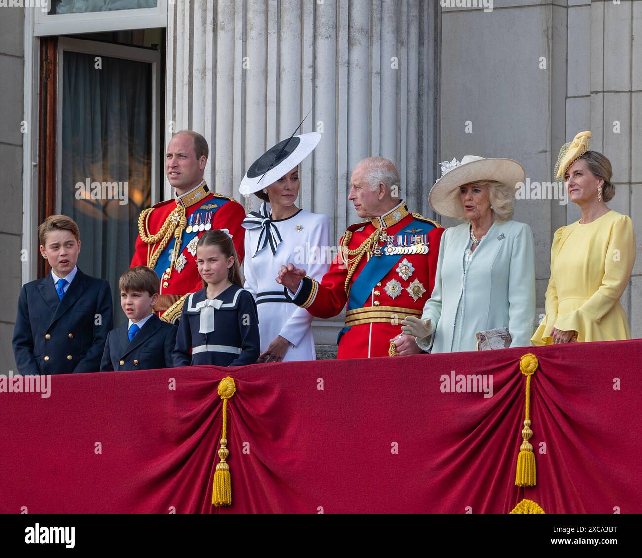 London, Großbritannien, 15. Juni 2024. Die königliche Familie erscheint auf dem Balkon des Buckingham Palace nach der Zeremonie „Trooping of the Colour“. Sie grüßen die Massen und beobachten die Fliege. Von links nach rechts: Prinz George, Prinz Louis, Prinz von Wales, Prinzessin Charlotte, Prinzessin von Wales, König Charles, Königin Camilla, Prinz Sophie, Herzogin von Edinburgh Stockfoto