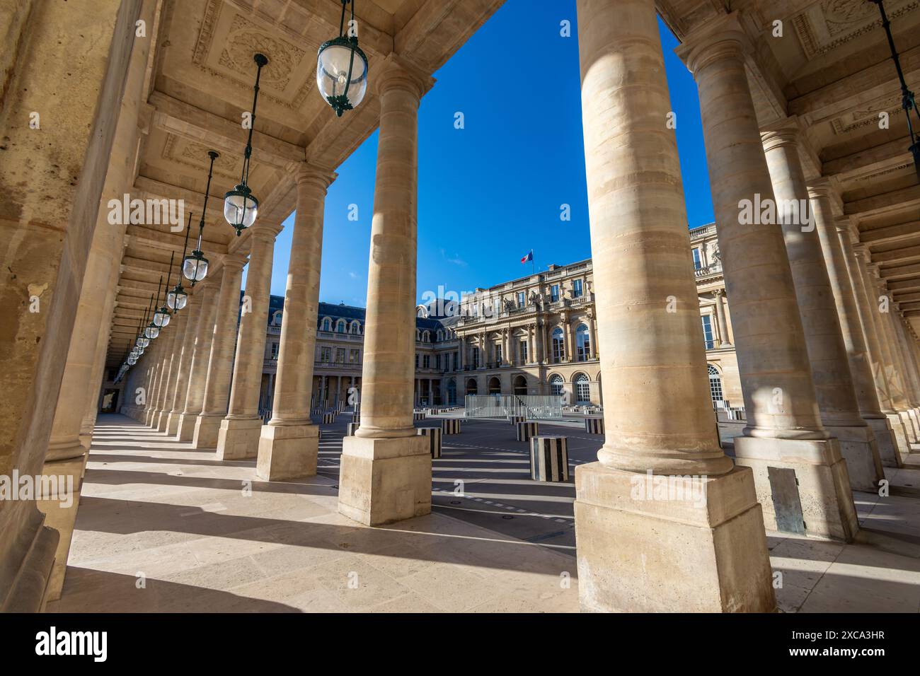 Porticos und Kolonnaden der Galerien rund um den Innenhof des Palais Royal und der Buren Columns, Paris, Frankreich Stockfoto