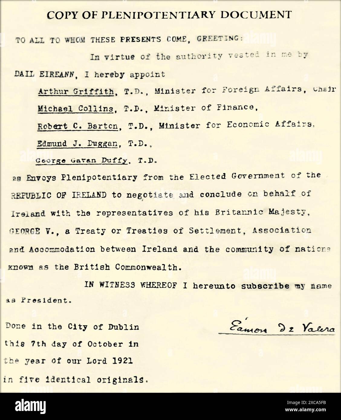Eine Kopie des Bevollmächtigten Dokuments aus dem Jahr 1921. De Valera entsandte die irischen Bevollmächtigten 1921 zu den Verhandlungen in London, die 1921 zum Anglo-Irischen Vertrag und zum irischen Bürgerkrieg führten. Stockfoto Eine Kopie des Bevollmächtigten Dokuments aus dem Jahr 1921. De Valera entsandte die irischen Bevollmächtigten 1921 zu den Verhandlungen in London, die 1921 zum Anglo-Irischen Vertrag und zum irischen Bürgerkrieg führten. Stockfoto