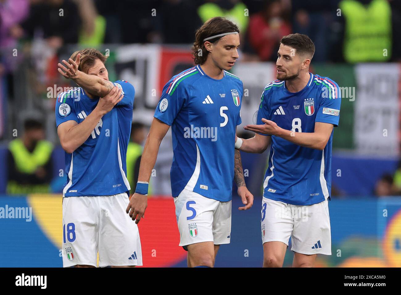 Dortmund, Deutschland. Juni 2024. Jorginho aus Italien spricht mit seinem Teamkollegen Riccardo Calafiori, als Nicolo Barella aus Italien seinen Arm küsst, nachdem er einen Treffer erzielt hat, um der Mannschaft beim Spiel der UEFA-Europameisterschaft im BVB-Stadion in Dortmund 2-1 Vorsprung zu geben. Der Bildnachweis sollte lauten: Jonathan Moscrop/Sportimage Credit: Sportimage Ltd/Alamy Live News Stockfoto