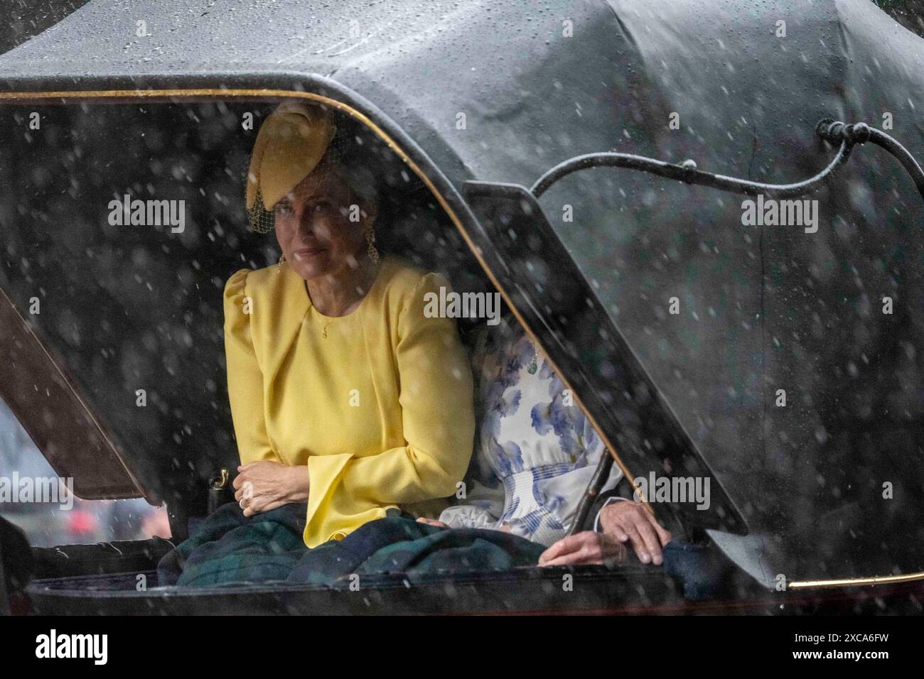 © Jeff Moore. Sophie Duchess of Edinburgh und Lady Louise Windosr reisen zurück im Regen nach dem Trooping the Colour 15/06/2024 Stockfoto