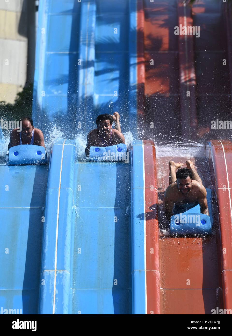 NOIDA, INDIEN - 11. JUNI: Die Menschen genießen einen Wasserpark in der GIP Mall an einem heißen, sonnigen Tag, während die Temperatur im Delhi-NCR steigt, am 11. Juni 2024 in Noida, Indien. (Foto: Sunil Ghosh/Hindustan Times/SIPA USA ) Stockfoto