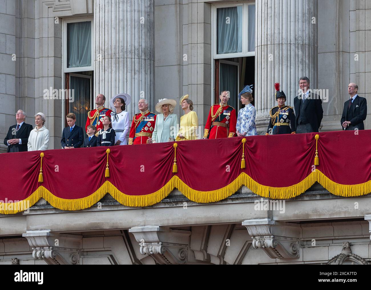 London, Großbritannien, 15. Juni 2024. König Charles und Königin Camilla betreten den Balkon des Buckingham Palace nach der Zeremonie „Trooping of the Colour“, gefolgt von Prinz und Prinzessin von Wales und ihren Kindern und anderen Königen. Stockfoto