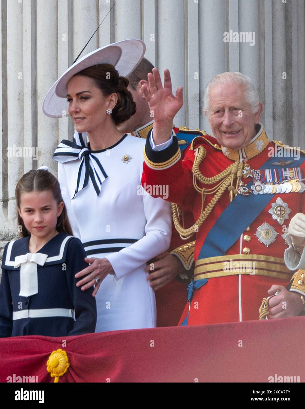 London, Großbritannien, 15. Juni 2024. König Charles und Königin Camilla betreten den Balkon des Buckingham Palace nach der Zeremonie „Trooping of the Colour“, gefolgt von Prinz und Prinzessin von Wales und ihren Kindern. Von links nach rechts: Prinzessin Charlotte, Prinzessin Catherine Prinzessin von Wales, Prinz von Wales, König Charles Stockfoto