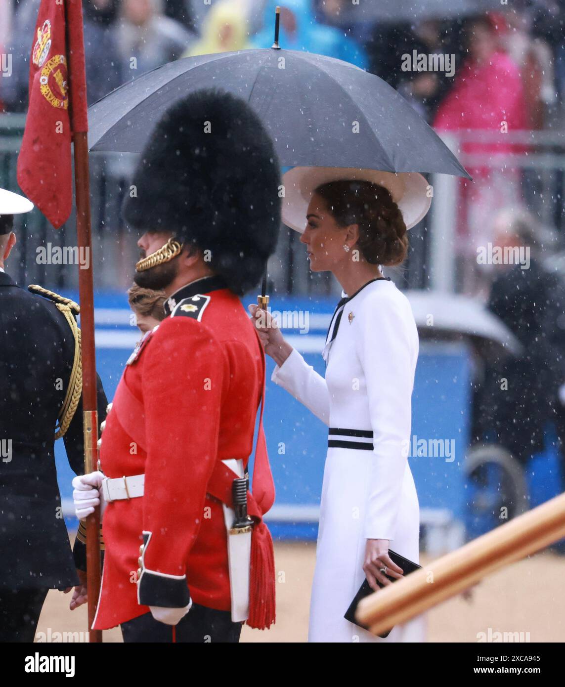 London Großbritannien 15. Juni 2024 Trotz des Regens strahlt Kate Middleton Eleganz in einem wunderschönen weißen Kleid bei der Trooping the Colour Ceremony 2024 aus Stockfoto