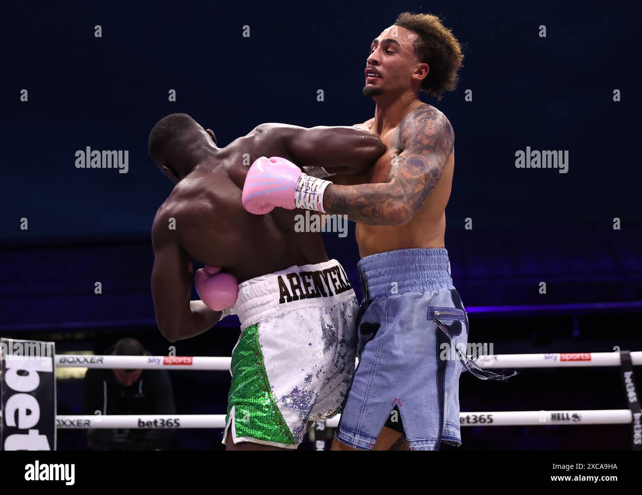 Eworitse Ezra Arenyeka (links) trifft Ben Whittaker mit einem Ellenbogen im freien IBF International Light Heavyweight-Kampf im Selhurst Park, London. Bilddatum: Samstag, 15. Juni 2024. Stockfoto