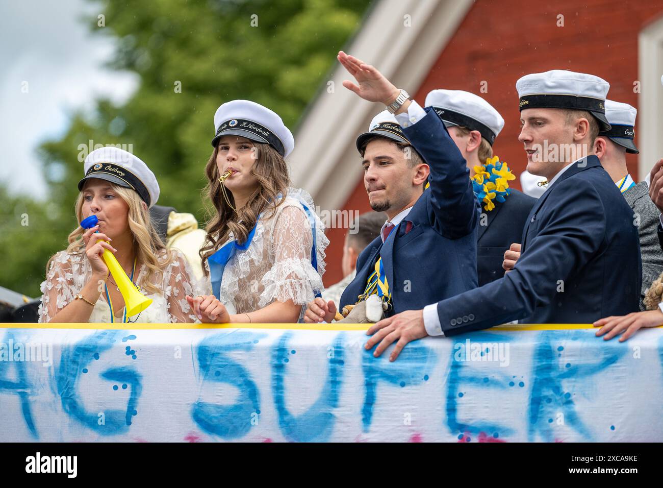 Abschlusstag vom Gymnasium im Stadtzentrum von Norrköping 2024. In vielen schwedischen Städten ist das Feiern und Paraden von Schülern auf Lastwagenbetten Tradition. Stockfoto