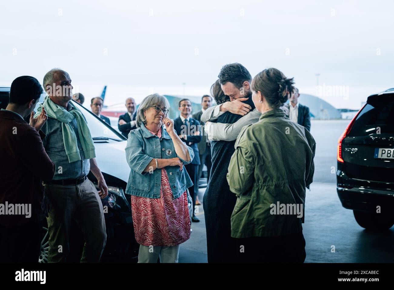 Schweden. Juni 2024. Johan Floderus kehrt nach seiner Inhaftierung im Iran zurück. Hier trifft Floderus seine Familie am Flughafen Arlanda, Stockholm, Schweden, 15. Juni 2024Foto: Tom Samuelsson/Regeringkansliet/TT/10510/Handout Credit: TT News Agency/Alamy Live News Stockfoto