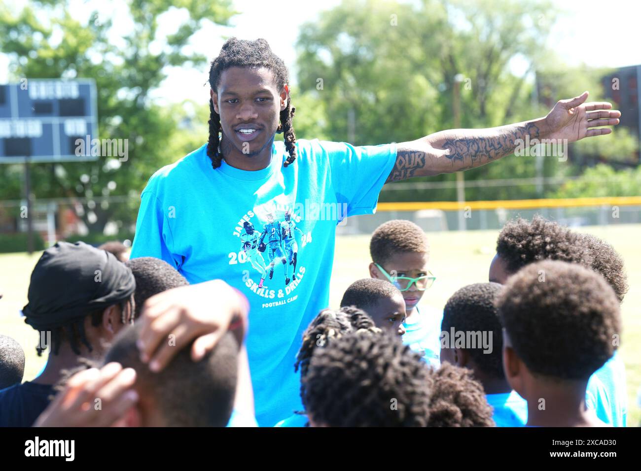 St. Louis, Usa. Juni 2024. Jameson Williams, der Großempfänger der Detroit Lions, gibt den Teilnehmern während des Jameson Williams „Skills and Drills Football Camp“ im Herbert Hoover Boys and Girls Club in St. Louis am Samstag, den 15. Juni 2024 Anweisungen. Foto: Bill Greenblatt/UPI Credit: UPI/Alamy Live News Stockfoto