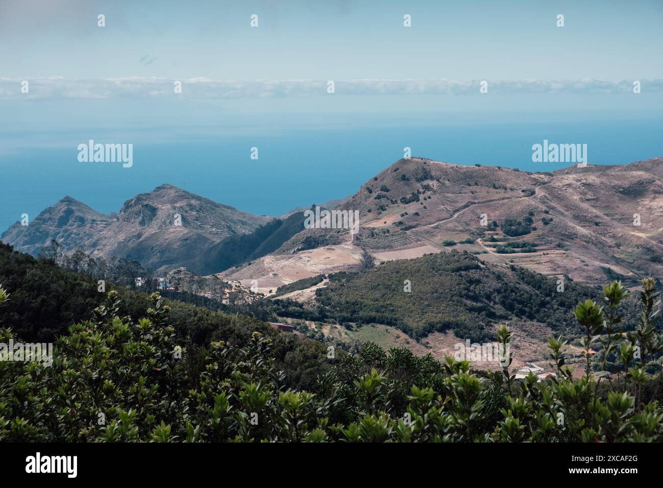 Eine Ausrichtung der Gipfel an der Küste Teneriffas auf den Kanarischen Inseln Stockfoto